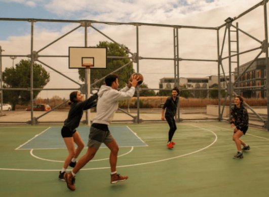 Salarié faisant de l'activité physique grâce au basketball